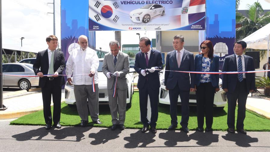 La CDEEE recibe donación de dos autos eléctricos de la empresa coreana Kepco
