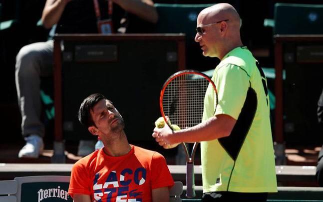 Con Andre Agassi por unos días, Novak Djokovic inicia defensa en Roland Garros