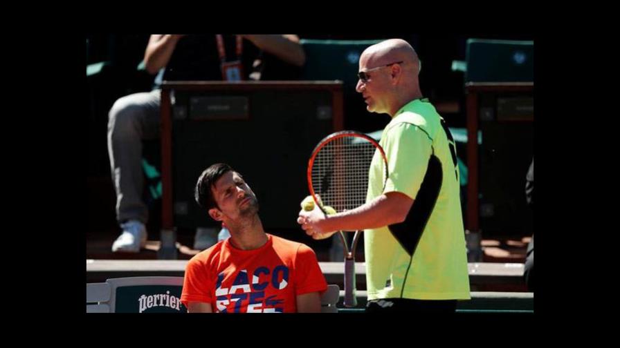 Con Andre Agassi por unos días, Novak Djokovic inicia defensa en Roland Garros