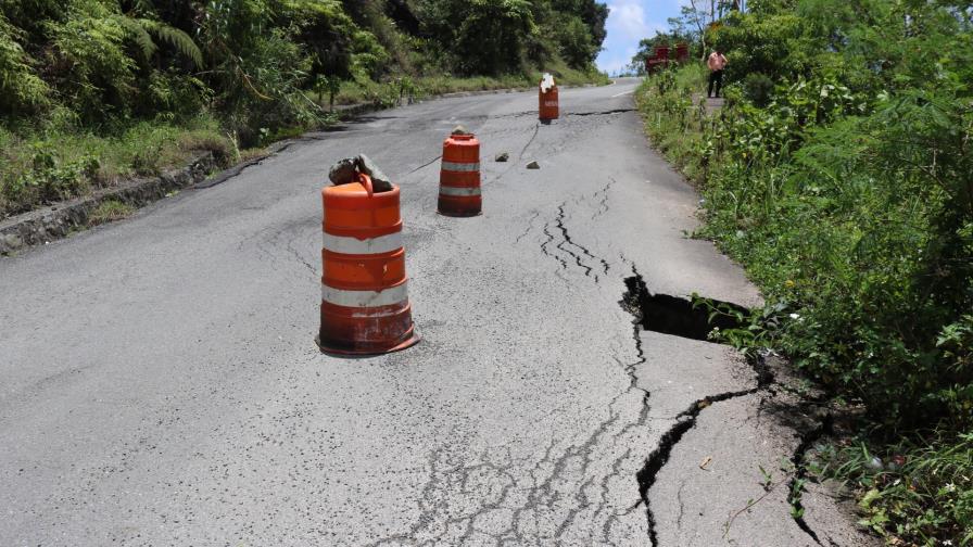 Camioneros impiden paso a transporte pesado por carretera Casabito-Constanza