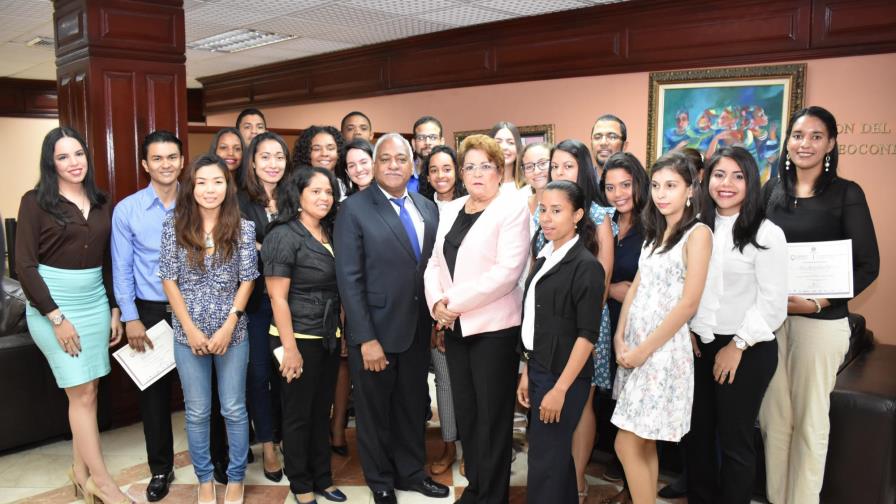 MESCyT premia 18 estudiantes universitarios por proyectos de investigación MESCyT premia 18 estudiantes universitarios por proyectos de investigación