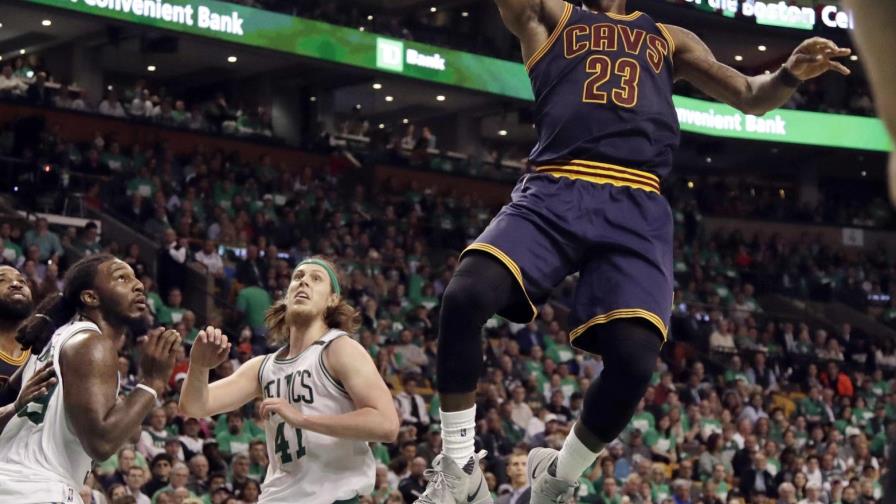 Vandalismo en vivienda de LeBron en California, lo vinculan a un crimen de odio racial