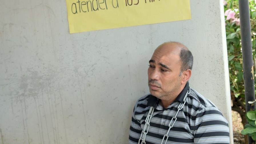 Pastor lleva tres días encadenado frente al hospital Arturo Grullón de Santiago Pastor lleva tres días encadenado frente al hospital Arturo Grullón de Santiago