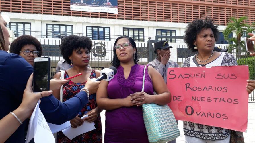 Feministas al Senado: “Saquen sus rosarios de nuestros ovarios” Feministas al Senado: “Saquen sus rosarios de nuestros ovarios”