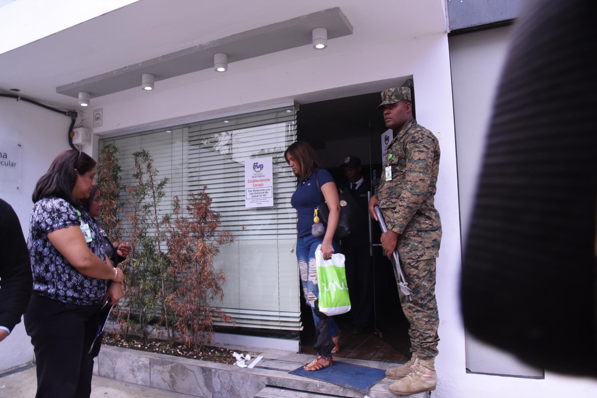 Salud Pública puso varios letreros en los edificios propiedad de la estética.