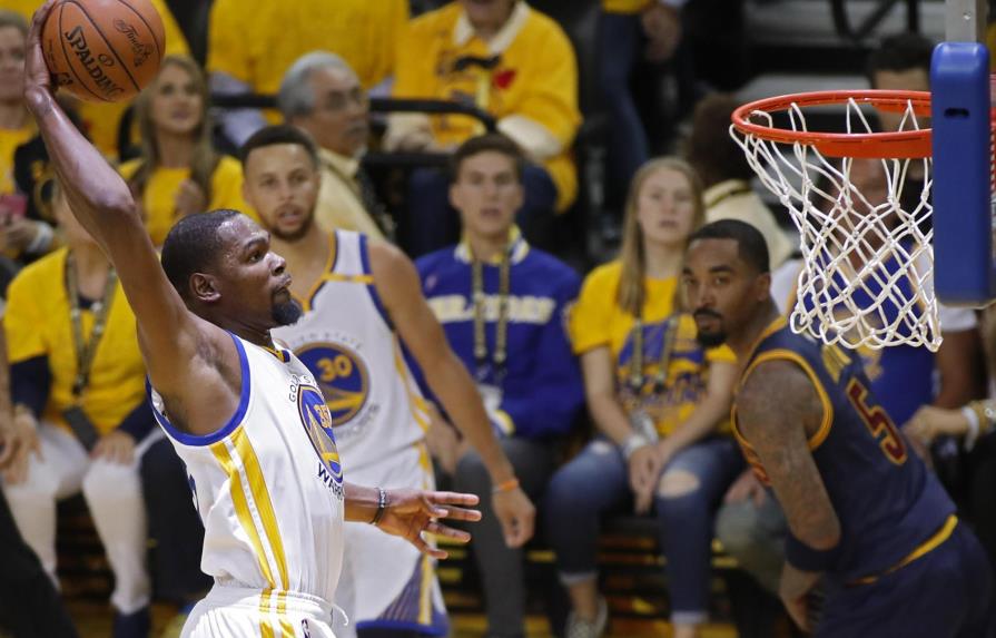 Kevin Durant se exhibe ante LeBron James y da primer triunfo a Warriors