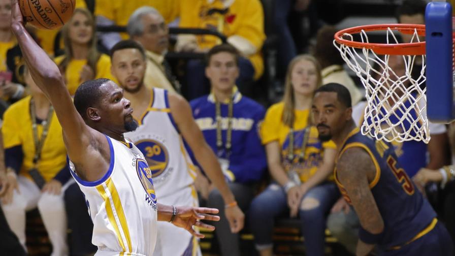 Kevin Durant se exhibe ante LeBron James y da primer triunfo a Warriors Kevin Durant se exhibe ante LeBron James y da primer triunfo a Warriors