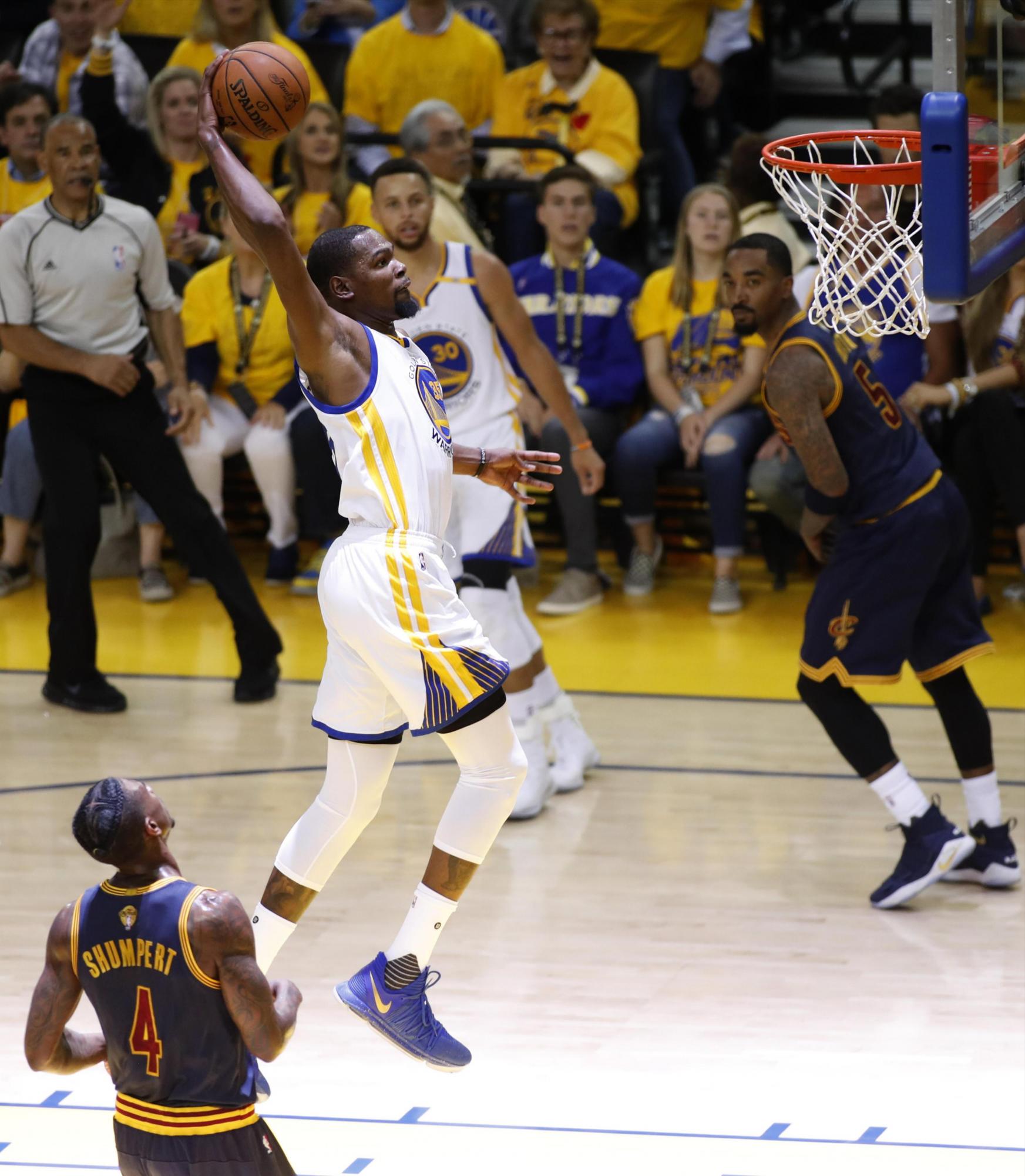 Kevin Durant (i) de Golden State Warriors encesta hoy, jueves 1 de junio de 2017, durante el primer juego de la final de la NBA entre Cleveland Cavaliers y Golden State Warriors, que se disputa en el Oracle Arena.