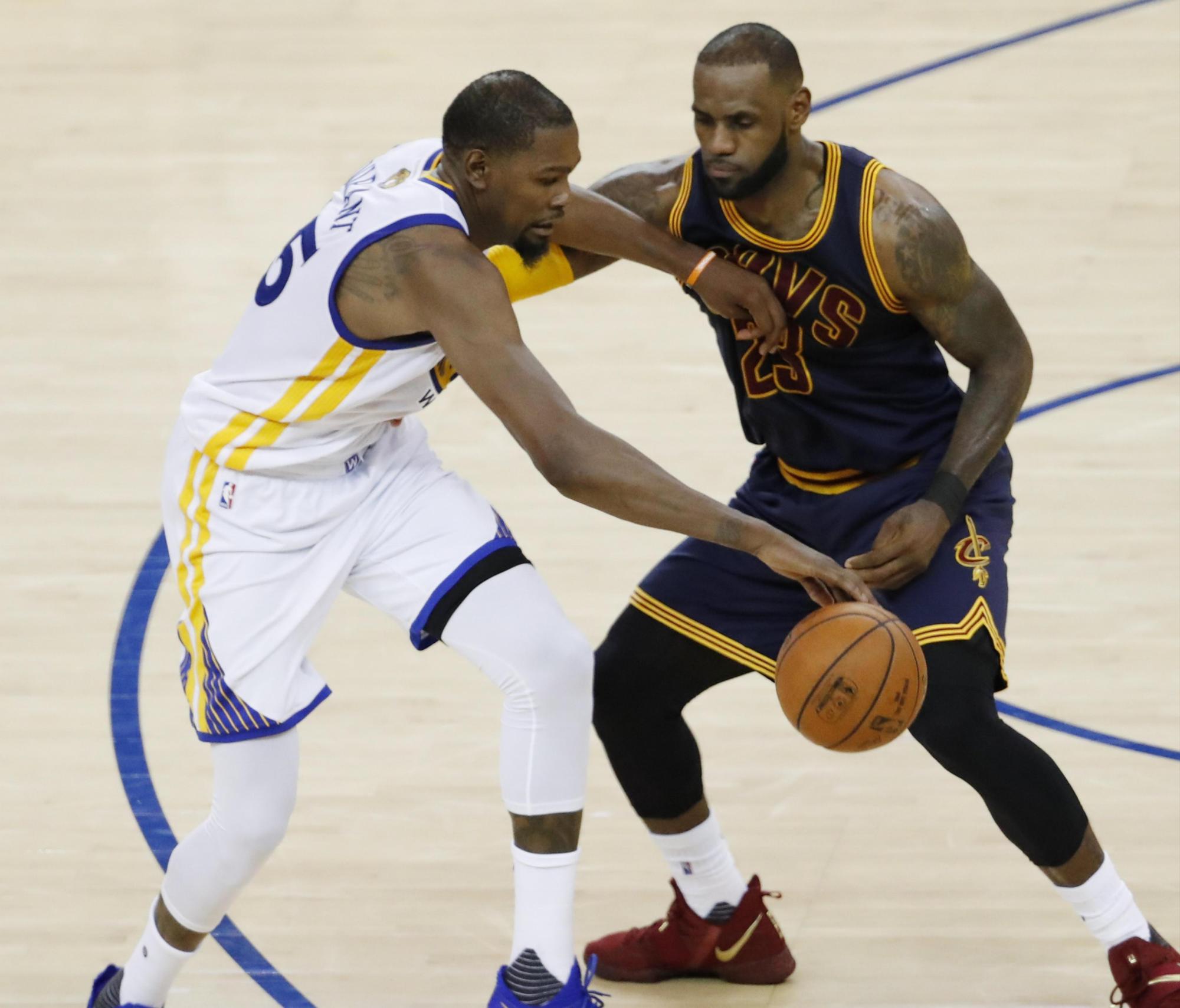 Kevin Durant (i) de Golden State Warriors en acción ante LeBron James (d) de Cleveland Cavaliers hoy, jueves 1 de junio de 2017, durante el primer juego de la final de la NBA entre Cleveland Cavaliers y Golden State Warriors.