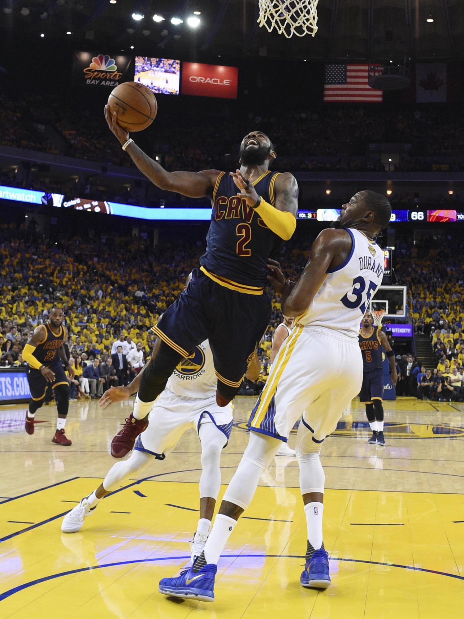 Kevin Durant (d) de Golden State Warriors disputa el balón con Kyrie Irving (i) de Cleveland Cavaliers el jueves 1 de junio de 2017, durante el primer juego de la final de la NBA entre Cleveland Cavaliers y Golden State Warriors.