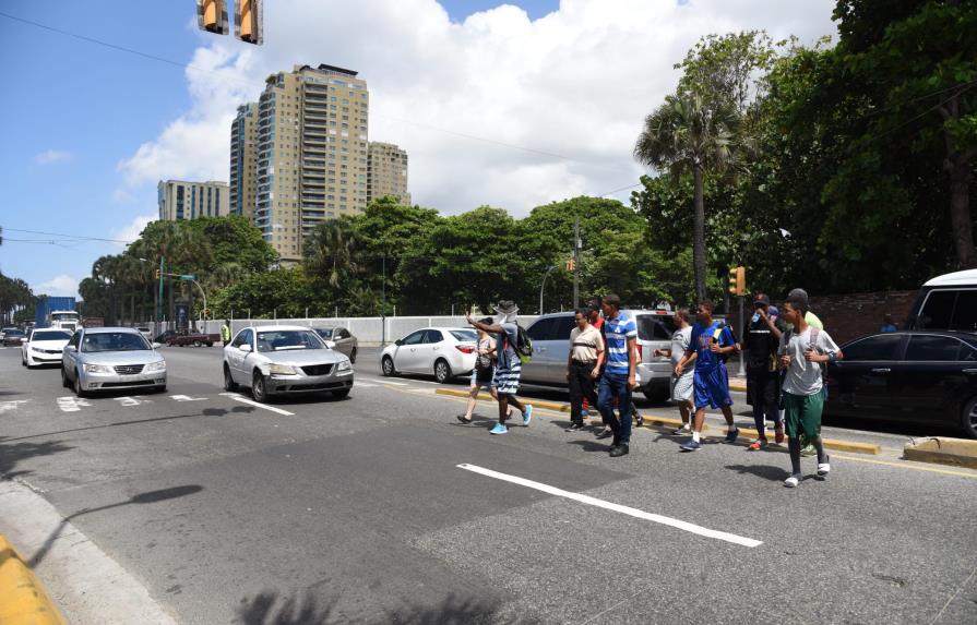 Pasajeros de Haina se quejan de peligro al cruzar avenida George Washington 