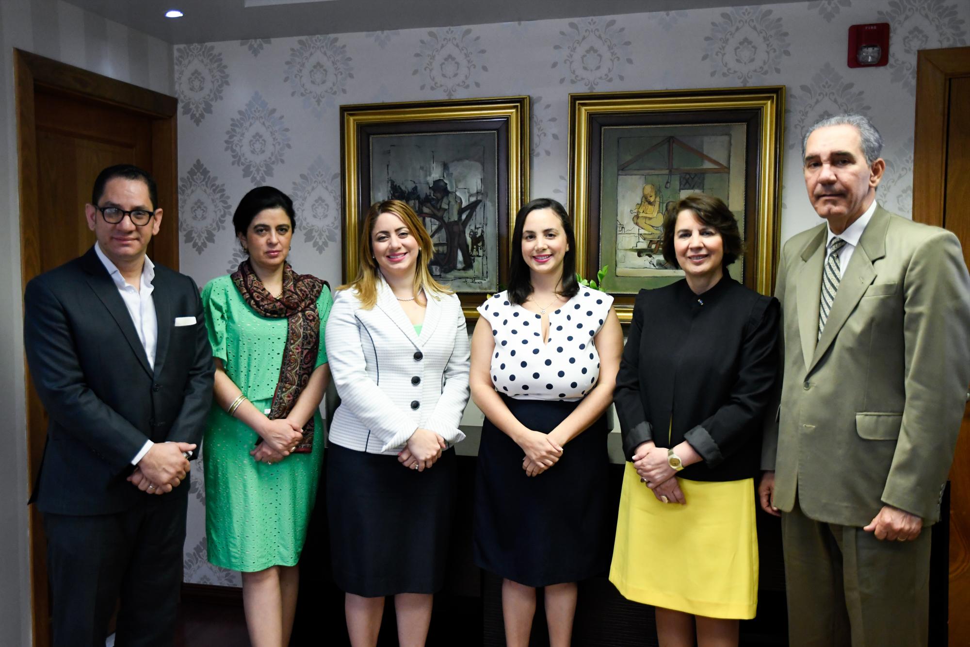 Artega junto al exrector de la Universidad Autónoma de Santo Domingo (UASD), Franklin García Fermín; la diputada Gloria Reyes y su hermana Claudia Arteaga en las instalaciones de Diario Libre. 