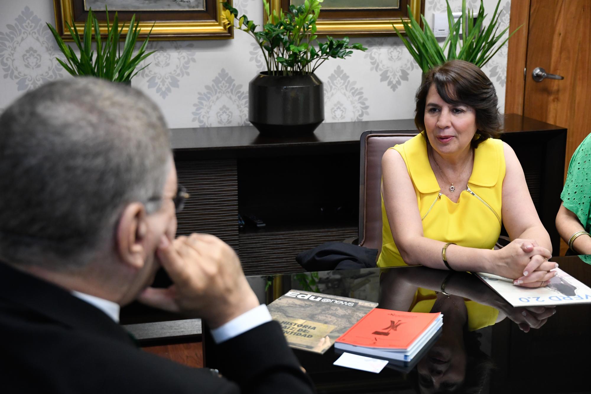 El director de Diario Libre durante su conversación con la expresidenta de Ecuador, Rosalía Arteaga.