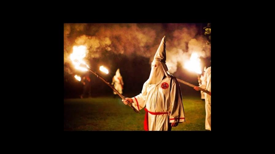 Aparecen panfletos del Ku Klux Klan en una ciudad de Texas, EE.UU. Aparecen panfletos del Ku Klux Klan en una ciudad de Texas, EE.UU.