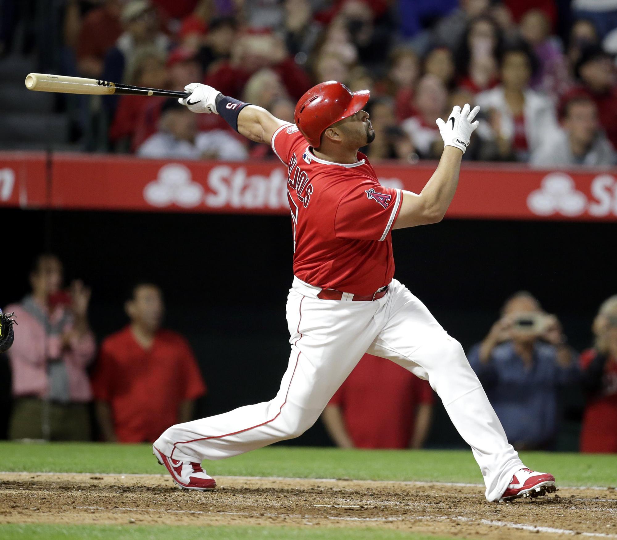 Albert Pujols  observa la trayectoria de su cuadrangular 600 en su carrera. Un batazo en la parte baja del cuarto episodio que enfrentó a los Angelinos de Los Ángeles y a los Mellizos de Minnesota.