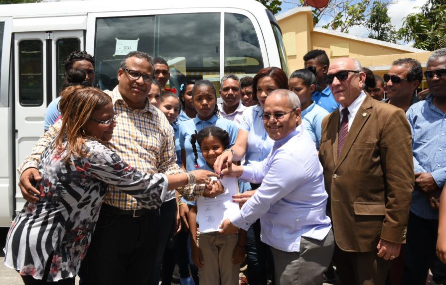 La gestión de Danilo Medina ha entregado 360 autobuses a los pueblos
