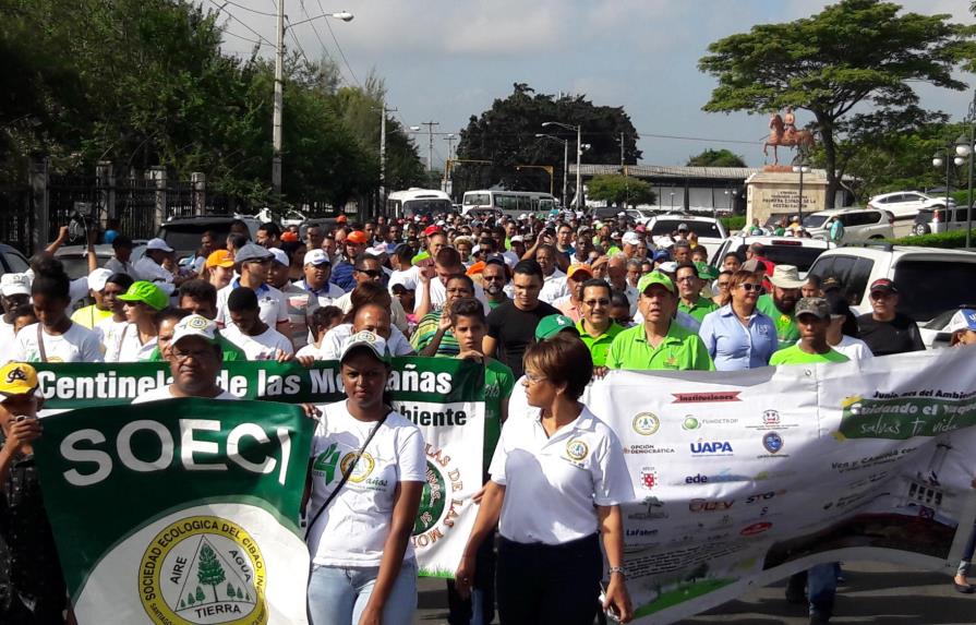 Celebran Día Internacional del Medio Ambiente con una caminata en Santiago