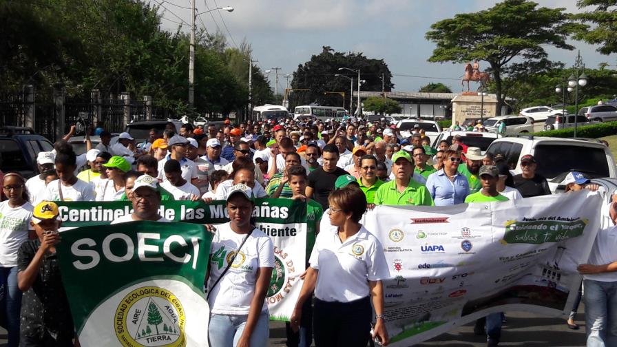 Celebran Día Internacional del Medio Ambiente con una caminata en Santiago Celebran Día Internacional del Medio Ambiente con una caminata en Santiago