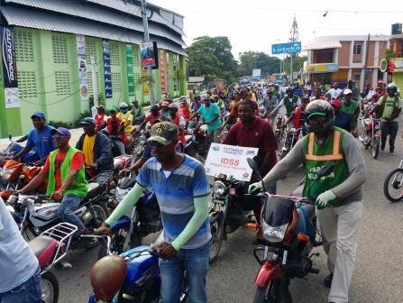 Motoconchistas protestan porque les prohíben transportar pasajeros sin cascos protectores 