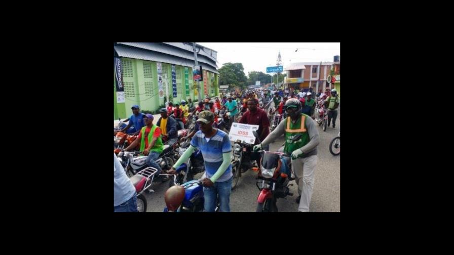 Motoconchistas protestan porque les prohíben transportar pasajeros sin cascos protectores 