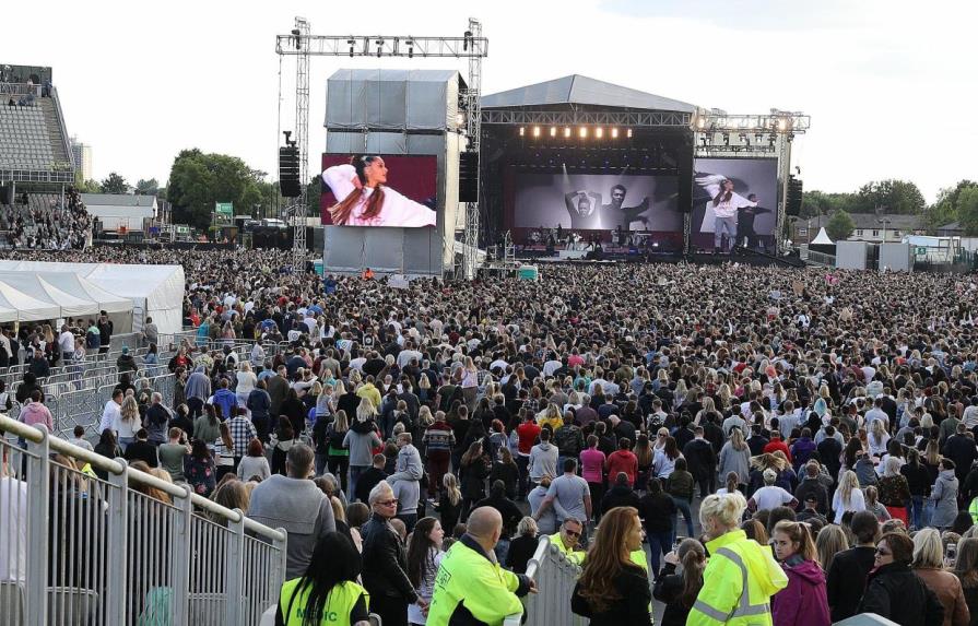 Manchester honra a las víctimas del terrorismo con un simbólico concierto