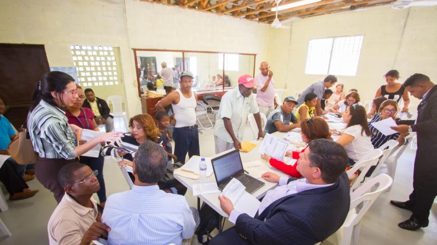 JCE realiza operativo para dotar de actas de nacimiento a personas del sector Las Moscas de Santiago