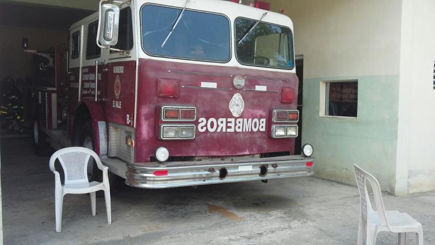 Bomberos de El Valle van a pies y en motoconcho a combatir incendios 