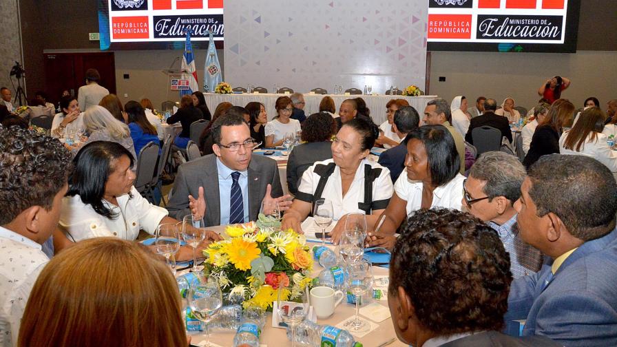 Escuchan propuestas de colegios privados para mejorar educación