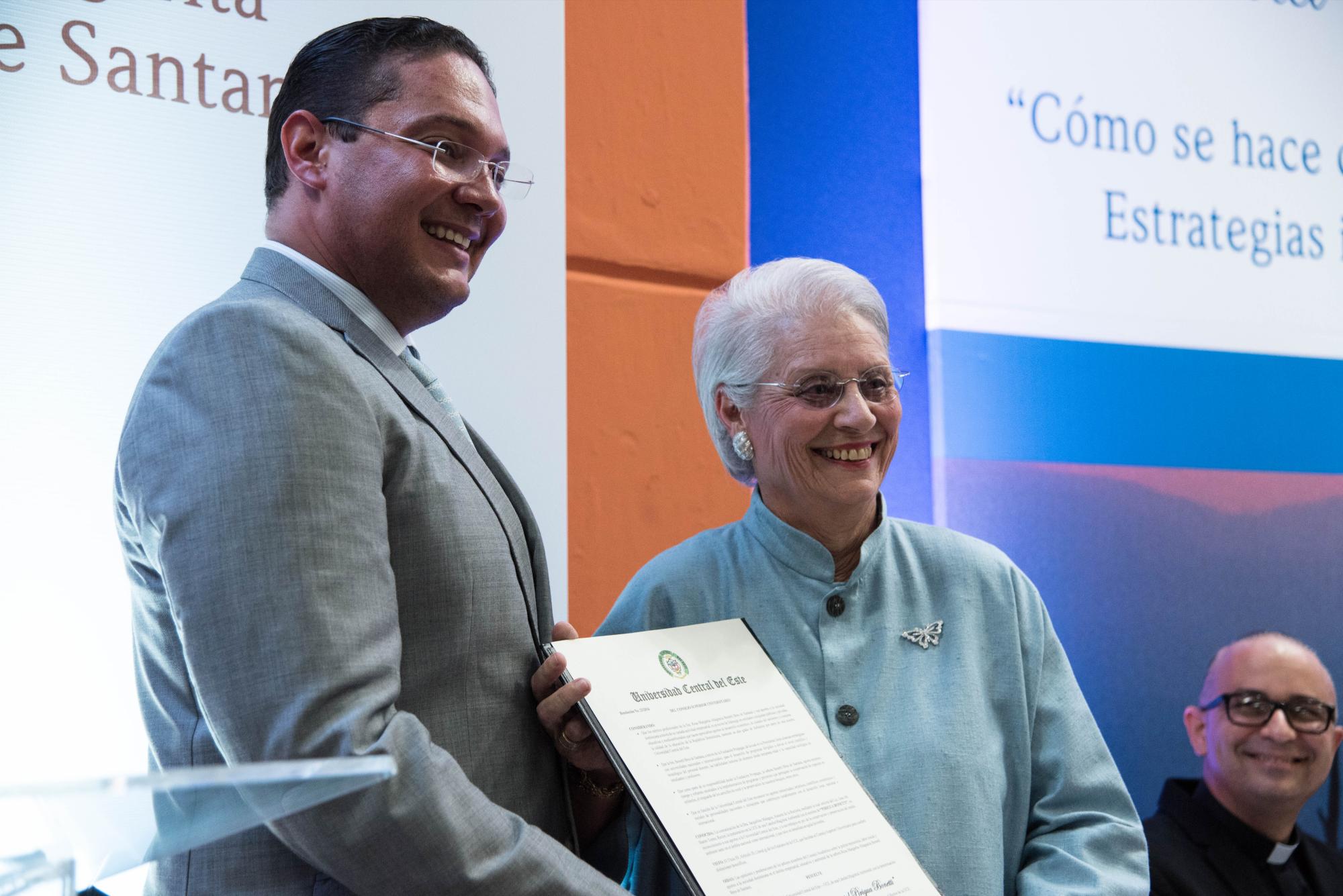 El rector magnífico de la UCE, Lic. José Hazim Torres, junto a doña Pirigua Bonetti.