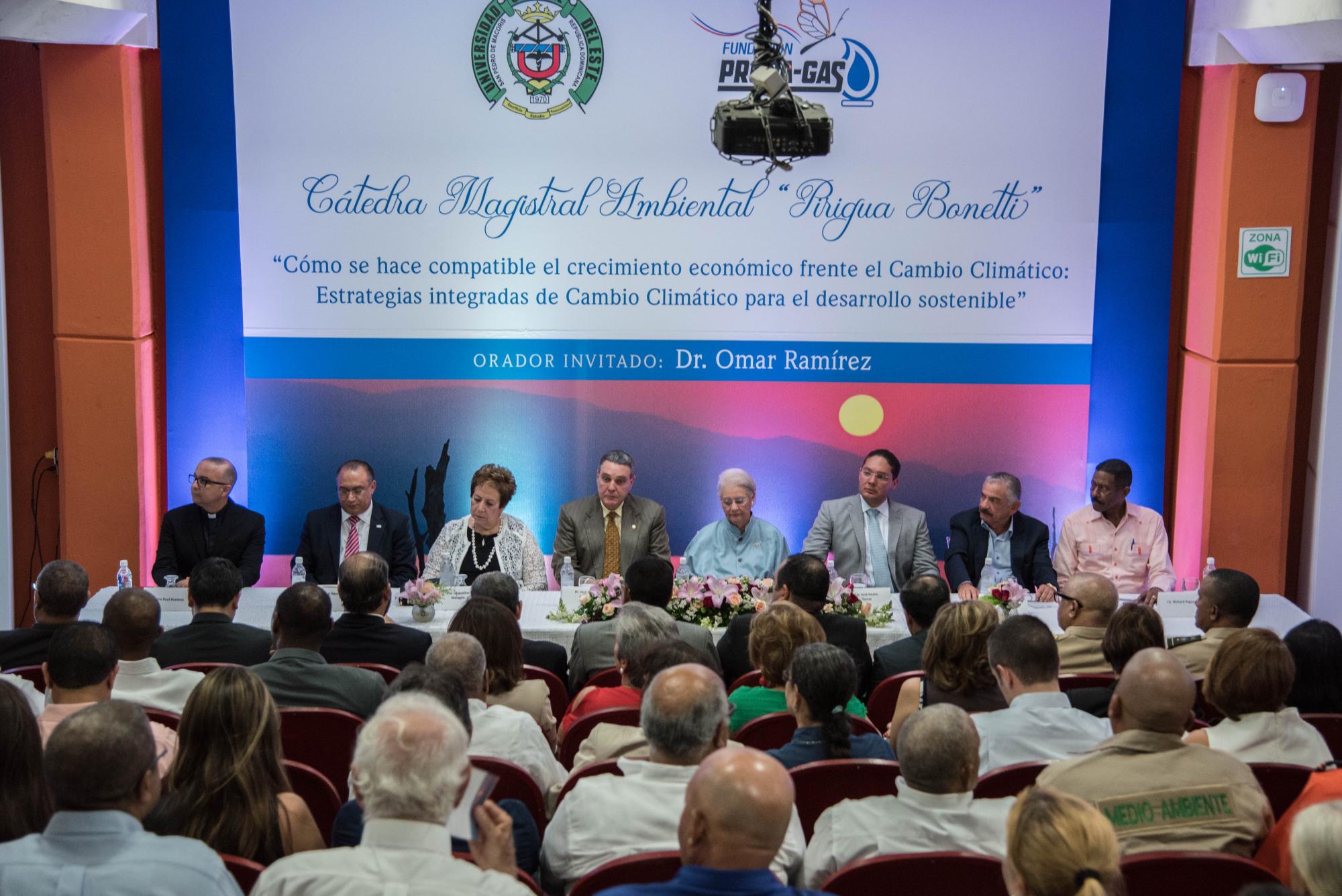 Vista general del acto de inauguración del la Cátedra Magistral Ambiental en la UCE