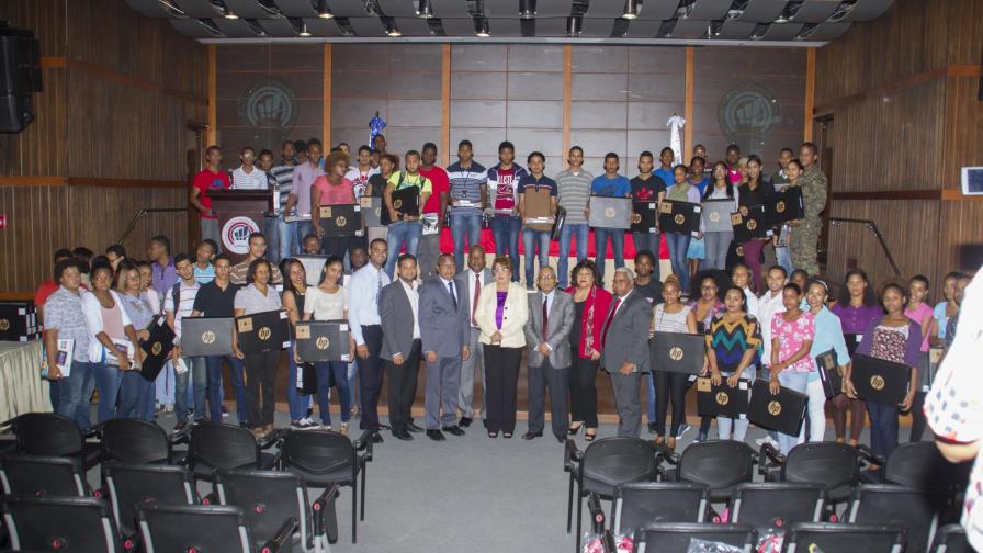 MESCYT distribuye computadoras entre estudiantes del ITSC