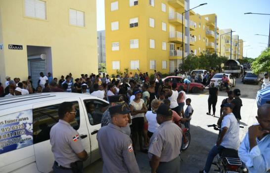Forcejeos entre policías y familia de La Nueva Barquita por velatorio de joven en apartamento
