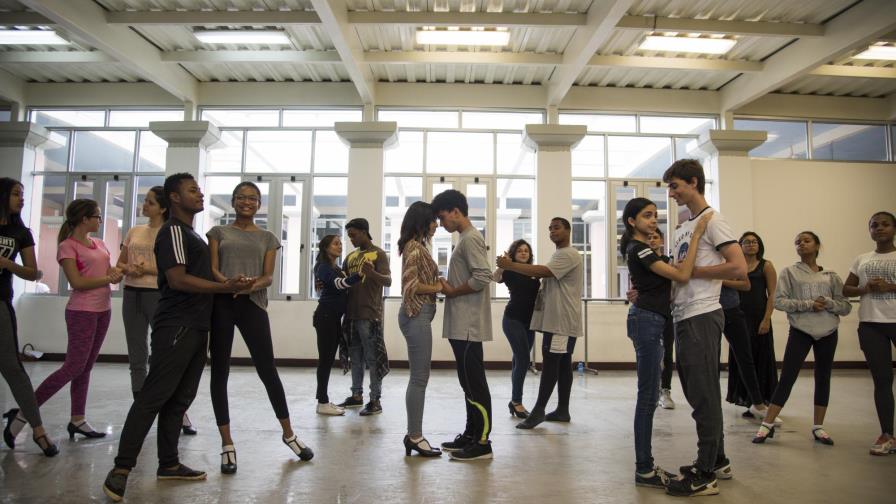 150 jóvenes dan vida al clásico “La Cenicienta”