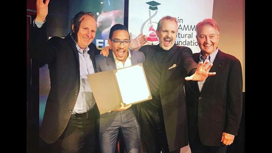 Bajista dominicano gana Beca Miguel Bosé 