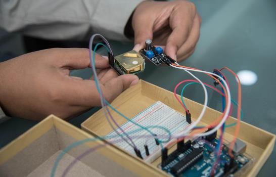 Con RD$2,000 estudiantes desarrollan un prototipo que detecta nivel de madurez del zapote 