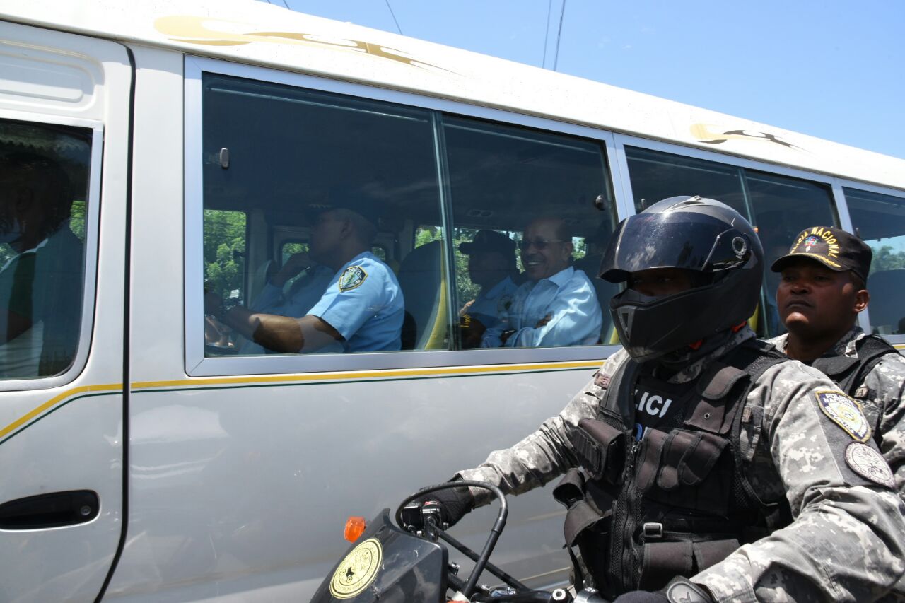 Agentes escoltan el autóbus a su llegada a la cárcel.