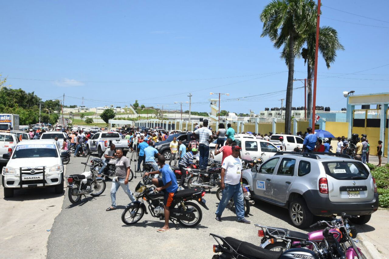 La gente esperaba a los procesados fuera la cárcel.