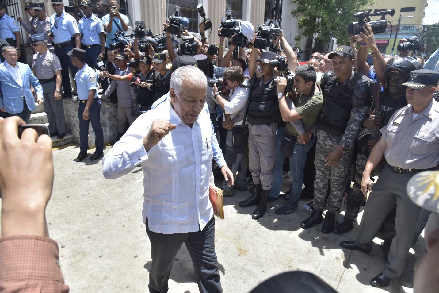 Andrés Bautista, expresidente del Senado y presidente del PRM, sale del Palacio de Justicia de Ciudad Nueva.
