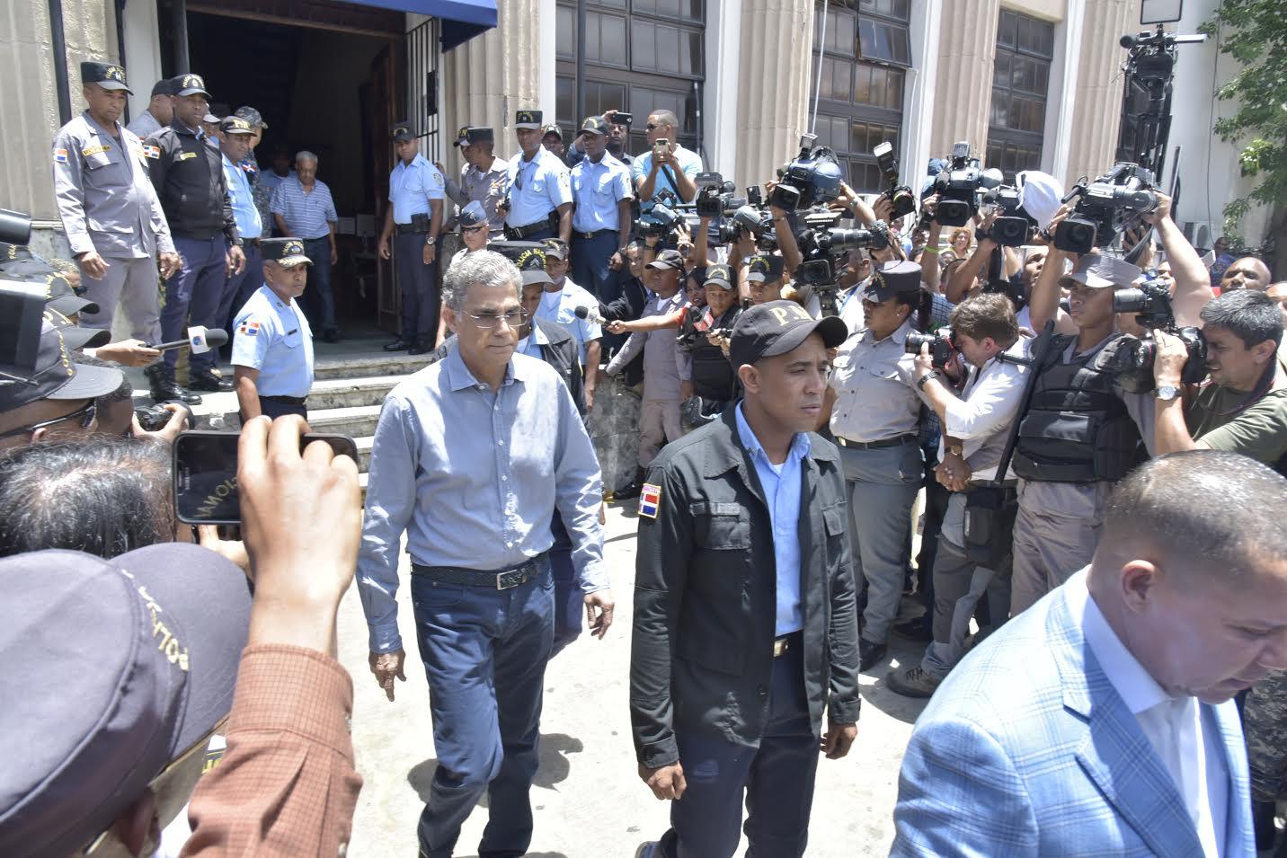 El abogado Conrado Pittaluga sale del Palacio de Justicia de Ciudad Nueva.
