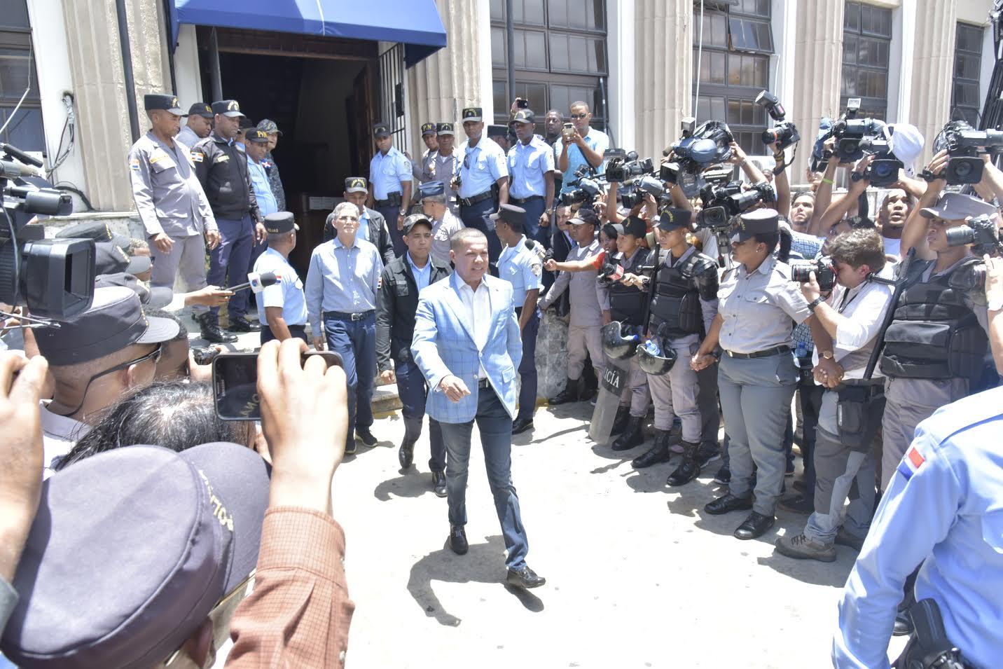 El exdiputado Ruddy González sale del Palacio de Justicia de Ciudad Nueva.