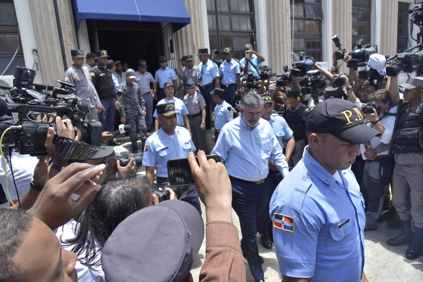 El exministro de Obras Públicas, Víctor Díaz Rúa, sale del Palacio de Justicia de Ciudad Nueva.