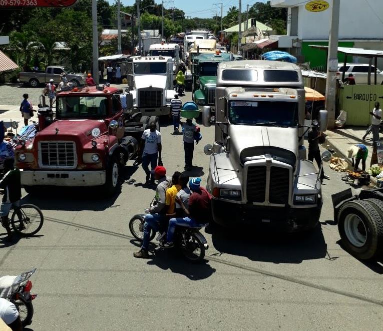 Camiones de Fenatrado bloquean también transporte hacia Haití 