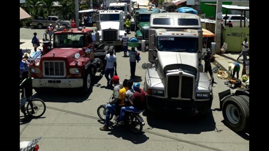 Camiones de Fenatrado bloquean también transporte hacia Haití Camiones de Fenatrado bloquean también transporte hacia Haití
