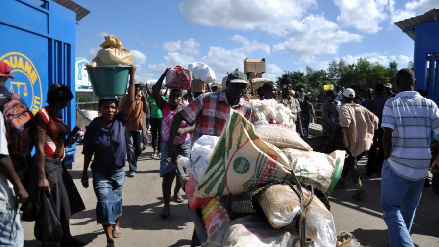 Autoridades haitianas dejan pasar productos adquiridos por sus nacionales en mercado binacional Autoridades haitianas dejan pasar productos adquiridos por sus nacionales en mercado binacional