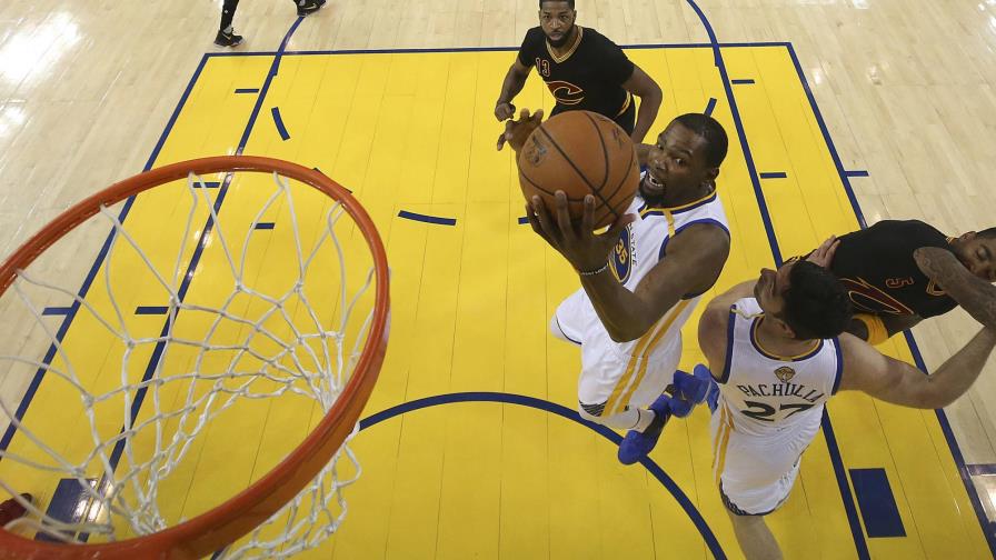 Los Warriors vencen a Cavaliers y se titulan en la NBA por segunda vez en tres años