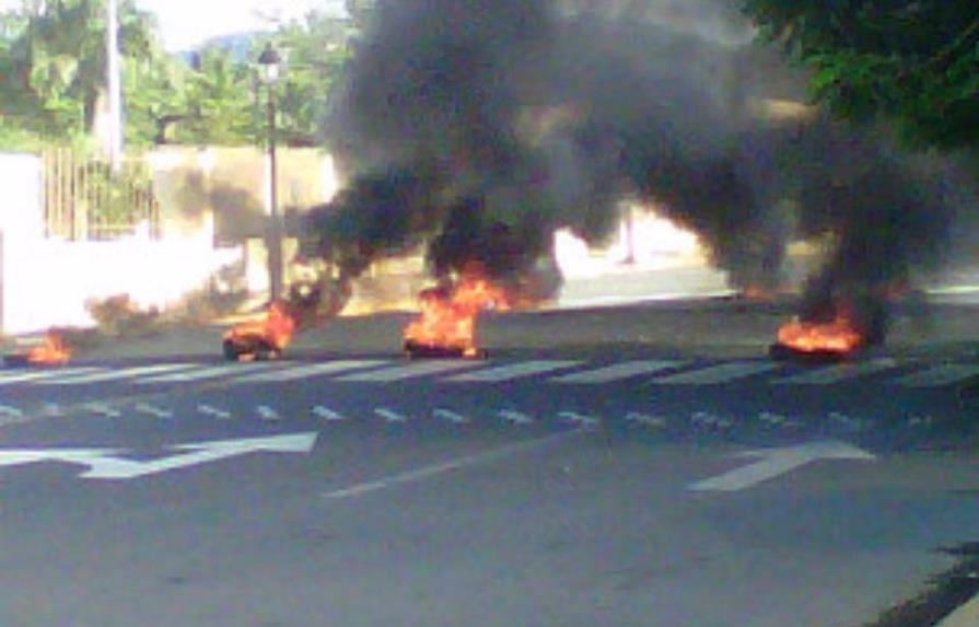 Protestas en Salcedo para exigir terminación de obras