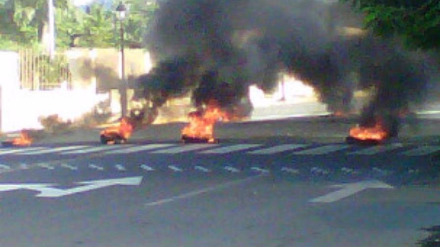 Protestas en Salcedo para exigir terminación de obras