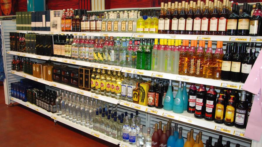El país deja de obtener US$350 millones por venta ilegal bebidas alcohólicas