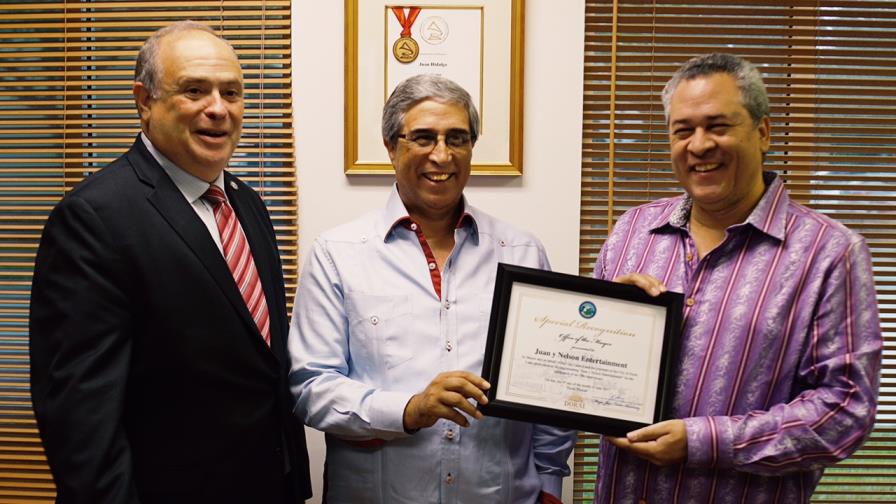 Entregan reconocimiento a sello disquero Juan & Nelson