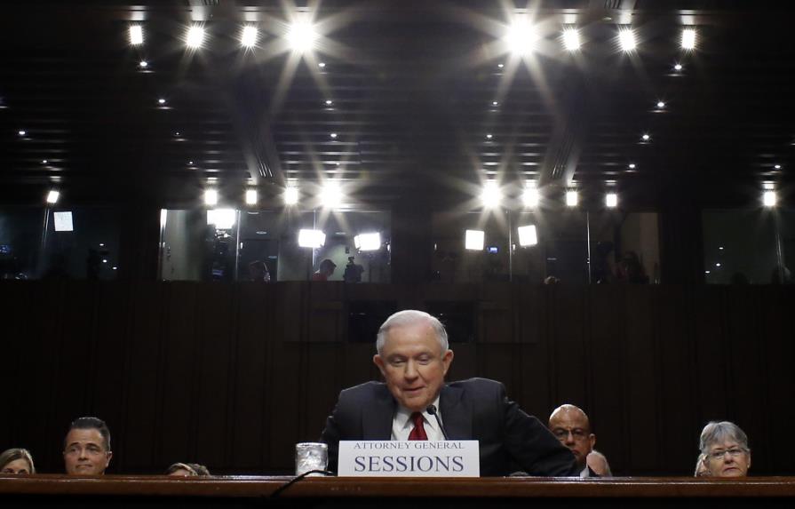 Jeff Sessions: “Sugerencia de pacto con los rusos es una mentira espantosa”
